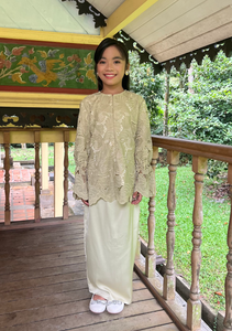 Klasik Raya Anggrek Girl Lace Kurung in Green