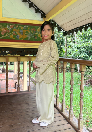 Klasik Raya Anggrek Girl Lace Kurung in Green