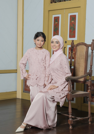 Klasik Raya Kemboja Girl Lace Kurung in Pink