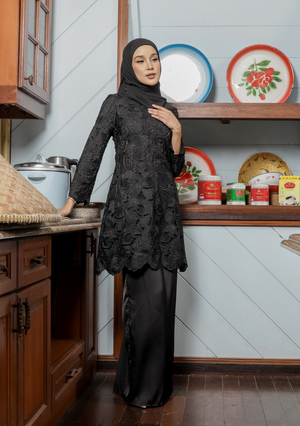 Klasik Raya Kekwa Lace Kurung in Black