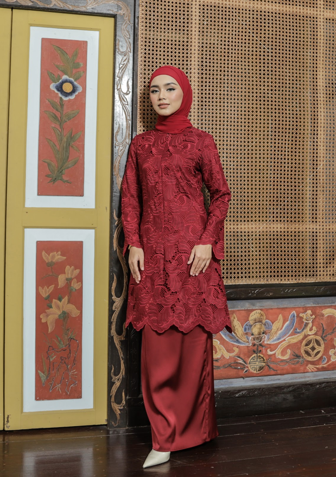 Klasik Raya Mawar Lace Kurung in Red