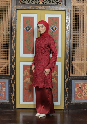 Klasik Raya Mawar Lace Kurung in Red