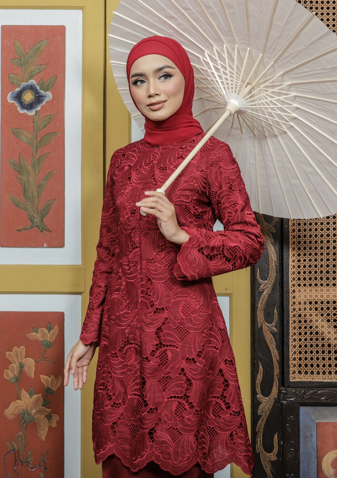 Klasik Raya Mawar Lace Kurung in Red