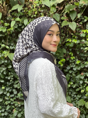 Houndstooth Cotton Voile Bawal in Black