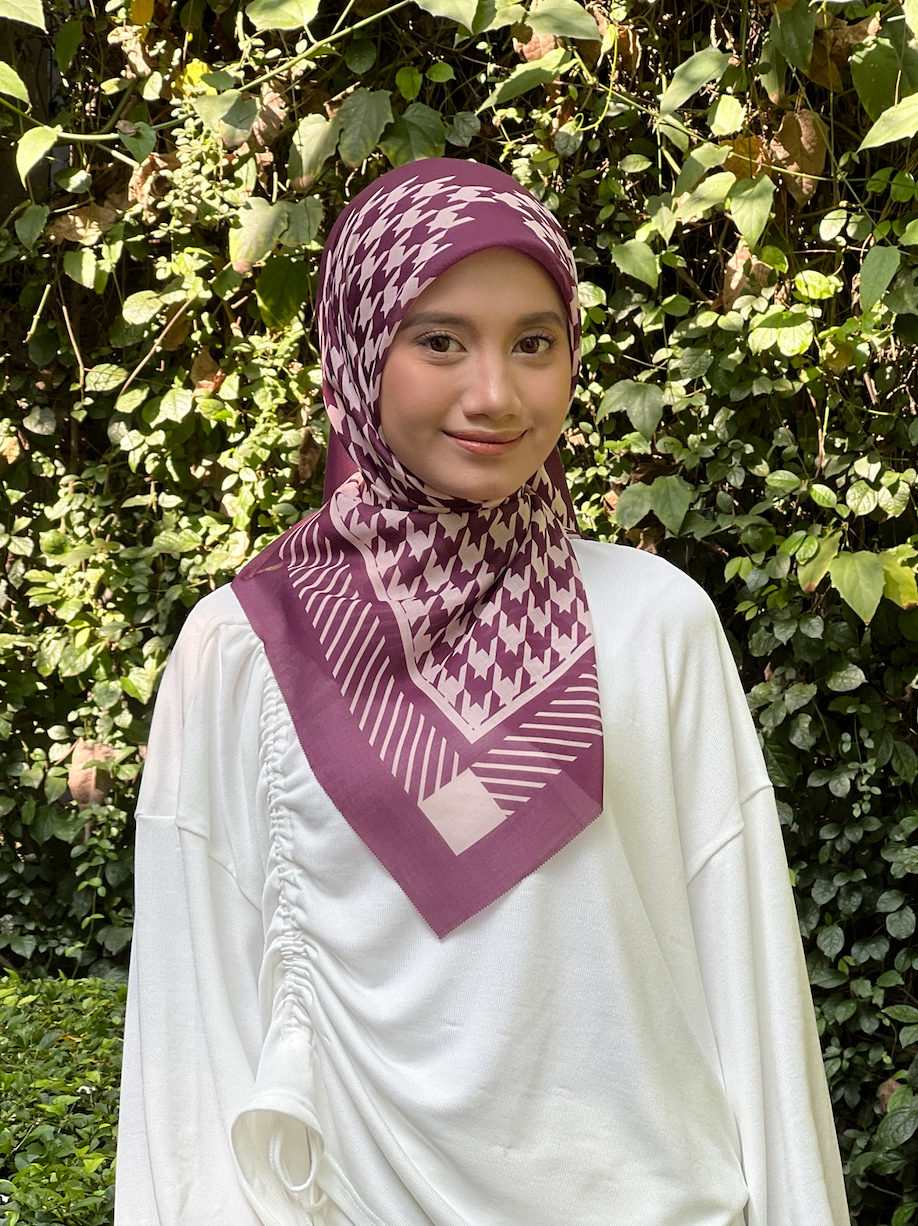 Houndstooth Cotton Voile Bawal in Burgundy