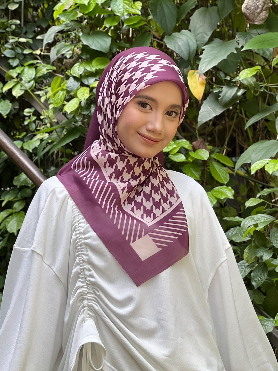 Houndstooth Cotton Voile Bawal in Burgundy