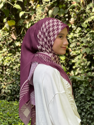 Houndstooth Cotton Voile Bawal in Burgundy