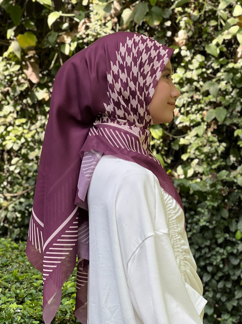 Houndstooth Cotton Voile Bawal in Burgundy