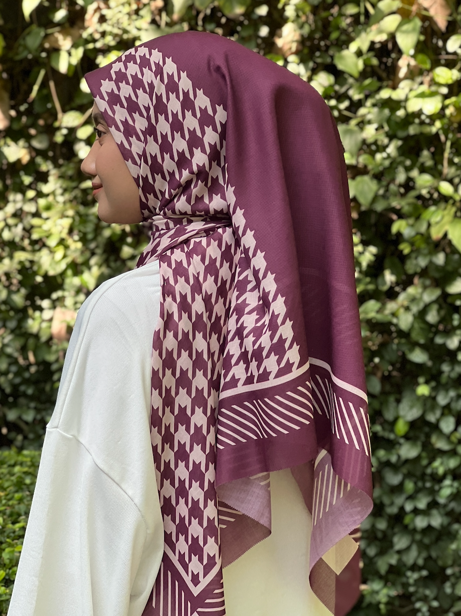 Houndstooth Cotton Voile Bawal in Burgundy