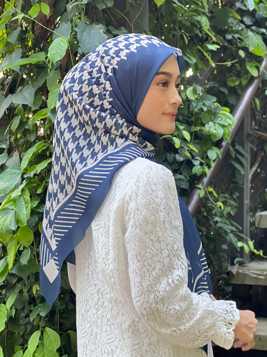 Houndstooth Cotton Voile Bawal in Navy